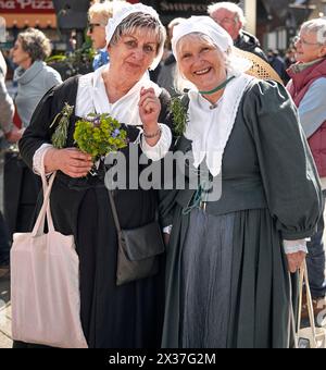 Sfilata di celebrazione di Shakespeare con gente del posto vestita in tradizionale costume Tudor Stratford Upon Avon, Inghilterra, Regno Unito, 2024 Foto Stock