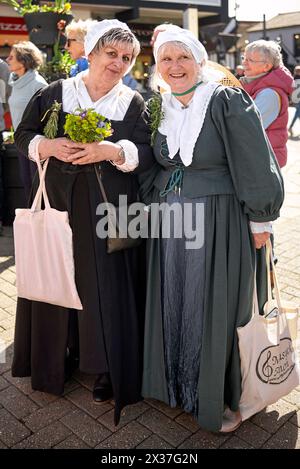 Sfilata di celebrazione di Shakespeare con gente del posto vestita in costume tradizionale del periodo Tudor Stratford Upon Avon, Inghilterra, Regno Unito, 2024 Foto Stock