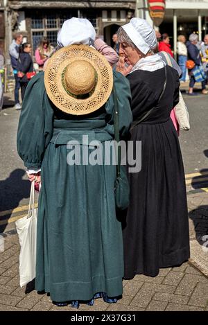 Sfilata di celebrazione di Shakespeare con gente del posto vestita in costume tradizionale del periodo Tudor Stratford Upon Avon, Inghilterra, Regno Unito, 2024 Foto Stock