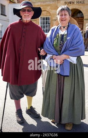 Sfilata celebrativa di Shakespeare con gente del posto vestita in tradizionale costume Tudor 2024 Stratford Upon Avon, Inghilterra Regno Unito Foto Stock