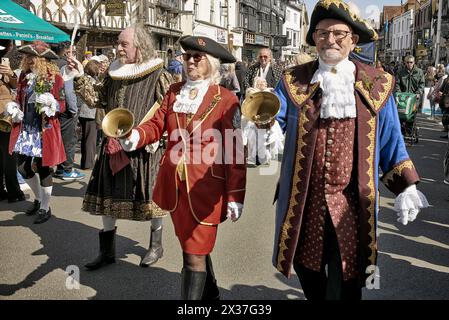 Sfilata celebrativa di Shakespeare con gente del posto vestita in tradizionale costume Tudor 2024 Stratford Upon Avon, Inghilterra Regno Unito Foto Stock