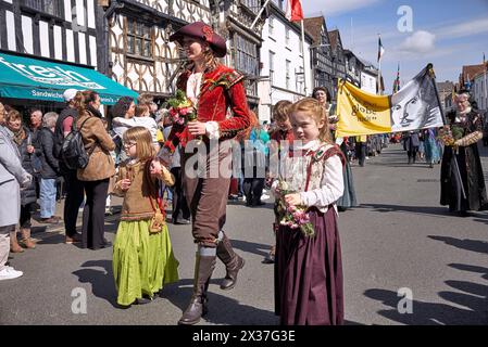 Sfilata celebrativa di Shakespeare con gente del posto vestita in tradizionale costume Tudor 2024 Stratford Upon Avon, Inghilterra Regno Unito Foto Stock