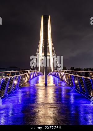 Stockton Infinity Bridge illuminato sotto la pioggia Foto Stock