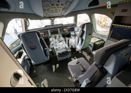 Monaco, Germania. 25 aprile 2024. La cabina di pilotaggio di un Airbus A350-900 della Lufthansa. Da maggio 2024, la nuova cabina Lufthansa decollerà per la prima volta su un Airbus A350-900 e mira a stabilire nuovi standard in tutte le classi con sedili all'avanguardia e altre innovazioni. Crediti: Peter Kneffel/dpa/Alamy Live News Foto Stock
