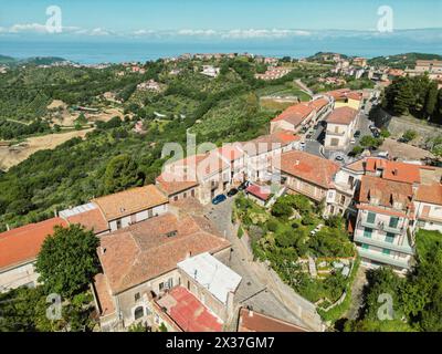 Ogliastro Cilento nel Parco Nazionale del Cilento e Vallo di Diano: Splendida vista aerea dell'incantevole borgo Foto Stock