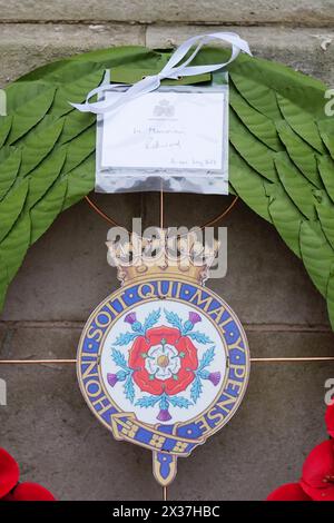 Un messaggio su una corona fatta dal Duca di Edimburgo durante una cerimonia di posa della corona commemorativa del giorno dell'Anzac al Cenotaph, Londra. Data foto: Giovedì 25 aprile 2024. Foto Stock