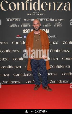 Roma, Italia. 24 aprile 2024. Giuliano Sangiorgi partecipa al Red carpet del film "confidenza" al cinema Adriano. (Foto di Mario Cartelli/SOPA Images/Sipa USA) credito: SIPA USA/Alamy Live News Foto Stock