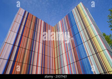 Londra, Regno Unito. 25 aprile 2024. STRIP TOWER (2023) di Gerhard Richter (b1932 ) è stata inaugurata nei pressi di Serpentine South nei Kensington Gardens. Una nuova installazione su larga scala di piastrelle in acciaio ceramico alte più di tre metri, che sfrutta le proprietà riflettenti del vetro e delle superfici specchiate per migliorare la nostra percezione dell'ambiente costruito e sarà visibile dal 25 aprile al 27 ottobre 2024. Crediti: amer ghazzal/Alamy Live News Foto Stock