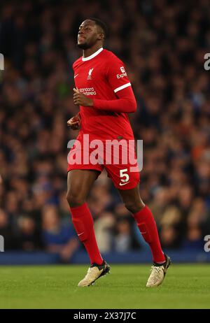 Liverpool, Regno Unito. 24 aprile 2024. Ibrahima Konate del Liverpool durante la partita di Premier League al Goodison Park, Liverpool. Il credito per immagini dovrebbe essere: Cameron Smith/Sportimage Credit: Sportimage Ltd/Alamy Live News Foto Stock