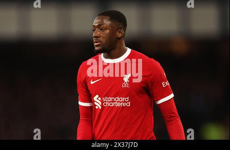 Liverpool, Regno Unito. 24 aprile 2024. Ibrahima Konate del Liverpool durante la partita di Premier League al Goodison Park, Liverpool. Il credito per immagini dovrebbe essere: Cameron Smith/Sportimage Credit: Sportimage Ltd/Alamy Live News Foto Stock