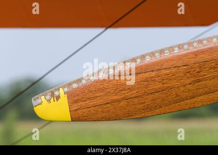 Primo piano della lama di elica in legno di un aeroplano d'epoca , dettagli di texture, rivetti Foto Stock