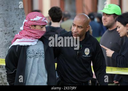 Los Angeles, California, Stati Uniti 24 aprile 2024. Un giovane con una sciarpa viene portato via e arrestato da un detective della polizia di Los Angeles nel campus della University of Southern California (USC), che è stato chiuso il 24 aprile 2024 a causa di una grande e rumorosa protesta pro-Palestina/Hamas. Centinaia di studenti universitari e altri che sono venuti illegalmente nel campus hanno portato a oltre 50 arresti da parte di agenti del Los Angeles Police Department (LAPD) di fronte al Center for International and Public Affairs Building. (Immagine di credito: © Amy Katz/ZUMA Press Wire) SOLO PER USO EDITORIALE! Non per USO commerciale! Foto Stock