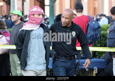 Los Angeles, California, Stati Uniti 24 aprile 2024. Un giovane con una sciarpa viene portato via e arrestato da un detective della polizia di Los Angeles nel campus della University of Southern California (USC), che è stato chiuso il 24 aprile 2024 a causa di una grande e rumorosa protesta pro-Palestina/Hamas. Centinaia di studenti universitari e altri che sono venuti illegalmente nel campus hanno portato a oltre 50 arresti da parte di agenti del Los Angeles Police Department (LAPD) di fronte al Center for International and Public Affairs Building. (Immagine di credito: © Amy Katz/ZUMA Press Wire) SOLO PER USO EDITORIALE! Non per USO commerciale! Foto Stock