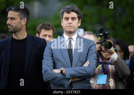 Parigi, Francia. 25 aprile 2024. Tony Estanguet, presidente francese del Comitato organizzatore di Parigi dei Giochi Olimpici e Paralimpici del 2024, primo ministro francese Gabriel Attal durante il Tour della bandiera delle Olimpiadi presso l'Hotel de Matignon a Parigi il 25 aprile 2024. Foto di Raphael Lafargue/ABACAPRESS.COM credito: Abaca Press/Alamy Live News Foto Stock