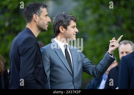 Parigi, Francia. 25 aprile 2024. Tony Estanguet, presidente francese del Comitato organizzatore di Parigi dei Giochi Olimpici e Paralimpici del 2024, primo ministro francese Gabriel Attal durante il Tour della bandiera delle Olimpiadi presso l'Hotel de Matignon a Parigi il 25 aprile 2024. Foto di Raphael Lafargue/ABACAPRESS.COM credito: Abaca Press/Alamy Live News Foto Stock