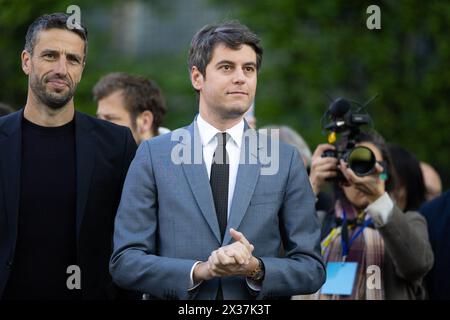 Parigi, Francia. 25 aprile 2024. Tony Estanguet, presidente francese del Comitato organizzatore di Parigi dei Giochi Olimpici e Paralimpici del 2024, primo ministro francese Gabriel Attal durante il Tour della bandiera delle Olimpiadi presso l'Hotel de Matignon a Parigi il 25 aprile 2024. Foto di Raphael Lafargue/ABACAPRESS.COM credito: Abaca Press/Alamy Live News Foto Stock