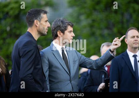 Parigi, Francia. 25 aprile 2024. Tony Estanguet, presidente francese del Comitato organizzatore di Parigi dei Giochi Olimpici e Paralimpici del 2024, primo ministro francese Gabriel Attal durante il Tour della bandiera delle Olimpiadi presso l'Hotel de Matignon a Parigi il 25 aprile 2024. Foto di Raphael Lafargue/ABACAPRESS.COM credito: Abaca Press/Alamy Live News Foto Stock