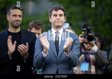 Parigi, Francia. 25 aprile 2024. Tony Estanguet, presidente francese del Comitato organizzatore di Parigi dei Giochi Olimpici e Paralimpici del 2024, primo ministro francese Gabriel Attal durante il Tour della bandiera delle Olimpiadi presso l'Hotel de Matignon a Parigi il 25 aprile 2024. Foto di Raphael Lafargue/ABACAPRESS.COM credito: Abaca Press/Alamy Live News Foto Stock