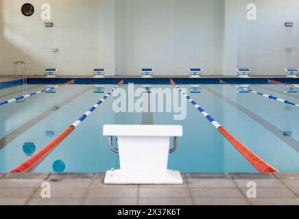 I nuotatori non sono presenti nella piscina coperta con corsie segnate per le corse Foto Stock