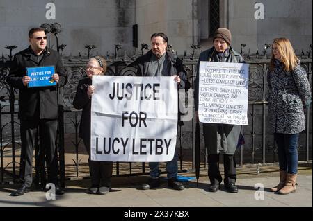 Londra, Inghilterra, Regno Unito. 25 aprile 2024. I sostenitori dell'ex infermiera Lucy Letby, un'ex infermiera britannica condannata per aver ucciso sette neonati e tentato di ucciderne altri sei tra giugno 2015 e giugno 2016, manifestano al di fuori della High Court di Londra durante la sua udienza d'appello. Gli attivisti affermano di essere vittima di un aborto giudiziario. (Credit Image: © Thomas Krych/ZUMA Press Wire) SOLO PER USO EDITORIALE! Non per USO commerciale! Foto Stock