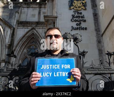 Londra, Inghilterra, Regno Unito. 25 aprile 2024. I sostenitori dell'ex infermiera Lucy Letby, un'ex infermiera britannica condannata per aver ucciso sette neonati e tentato di ucciderne altri sei tra giugno 2015 e giugno 2016, manifestano al di fuori della High Court di Londra durante la sua udienza d'appello. Gli attivisti affermano di essere vittima di un aborto giudiziario. (Credit Image: © Thomas Krych/ZUMA Press Wire) SOLO PER USO EDITORIALE! Non per USO commerciale! Foto Stock