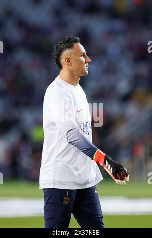 Barcellona, Spagna. 16 aprile 2024. Keylor Navas si scalda prima della partita di UEFA Champions League tra FC Barcelona e Paris Saint-Germain alla E. Foto Stock