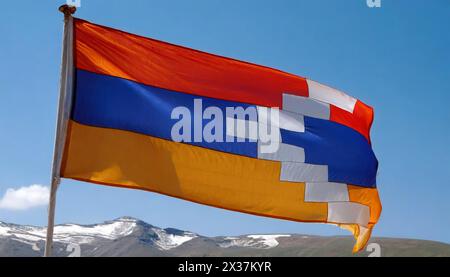 Die Fahne von Bergkarabach flattert im Wind Foto Stock