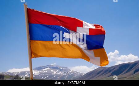 Die Fahne von Bergkarabach flattert im Wind Foto Stock