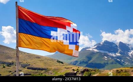 Die Fahne von Bergkarabach flattert im Wind Foto Stock