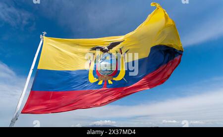 Fahnen, Die Nationalfahne von Ecuador lusinghiero im Wind Foto Stock