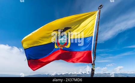 Fahnen, Die Nationalfahne von Ecuador lusinghiero im Wind Foto Stock