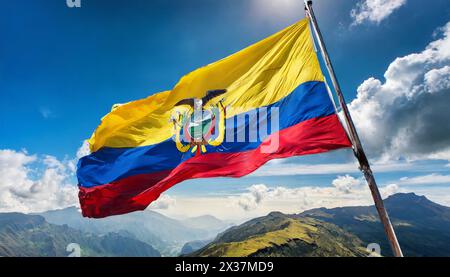 Fahnen, Die Nationalfahne von Ecuador lusinghiero im Wind Foto Stock