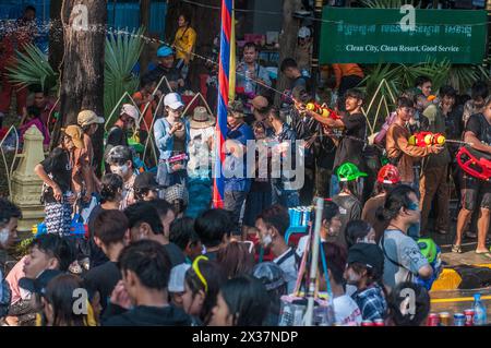 Una battaglia con pistola ad acqua durante il festival cambogiano del capodanno. Wat Phnom, Phnom Penh, Cambogia. © Kraig Lieb Foto Stock