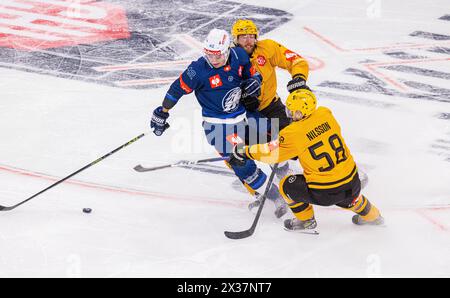 Die beiden Skelleftea Verteidiger #8 Petter Granberg und #58 Oscar Nilsson nehmen den Zürcher #42 Alexandre Texier in Die Mangel. (Zürich, Schweiz, 22 Foto Stock