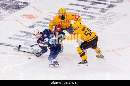 Die beiden Skelleftea Verteidiger #8 Petter Granberg und #58 Oscar Nilsson nehmen den Zürcher #42 Alexandre Texier in Die Mangel. (Zürich, Schweiz, 22 Foto Stock