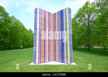 Serpentine presenta una nuova scultura su larga scala dell'artista tedesco Gerhard Richter (nato nel 1932, Dresda, Germania; vive e lavora a Colonia, Germania). Situata sul plinto di Serpentine South, nei Kensington Gardens, LA STRIP-TOWER (2023) è in vista dal 25 aprile al 27 ottobre 2024. È l'ultima presentazione di una serie di importanti presentazioni pubbliche nei Parchi reali dalla fondazione di Serpentine nel 1970...Serpentine South 25 aprile - 27 ottobre 2024 Foto Stock