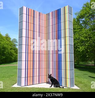 Serpentine presenta una nuova scultura su larga scala dell'artista tedesco Gerhard Richter (nato nel 1932, Dresda, Germania; vive e lavora a Colonia, Germania). Situata sul plinto di Serpentine South, nei Kensington Gardens, LA STRIP-TOWER (2023) è in vista dal 25 aprile al 27 ottobre 2024. È l'ultima presentazione di una serie di importanti presentazioni pubbliche nei Parchi reali dalla fondazione di Serpentine nel 1970...Serpentine South 25 aprile - 27 ottobre 2024 Foto Stock