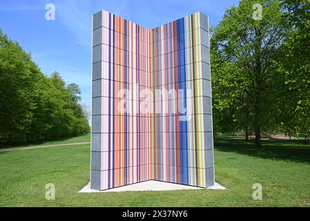 Serpentine presenta una nuova scultura su larga scala dell'artista tedesco Gerhard Richter (nato nel 1932, Dresda, Germania; vive e lavora a Colonia, Germania). Situata sul plinto di Serpentine South, nei Kensington Gardens, LA STRIP-TOWER (2023) è in vista dal 25 aprile al 27 ottobre 2024. È l'ultima presentazione di una serie di importanti presentazioni pubbliche nei Parchi reali dalla fondazione di Serpentine nel 1970...Serpentine South 25 aprile - 27 ottobre 2024 Foto Stock