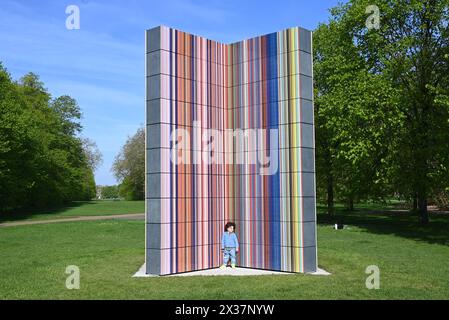 Serpentine presenta una nuova scultura su larga scala dell'artista tedesco Gerhard Richter (nato nel 1932, Dresda, Germania; vive e lavora a Colonia, Germania). Situata sul plinto di Serpentine South, nei Kensington Gardens, LA STRIP-TOWER (2023) è in vista dal 25 aprile al 27 ottobre 2024. È l'ultima presentazione di una serie di importanti presentazioni pubbliche nei Parchi reali dalla fondazione di Serpentine nel 1970...Serpentine South 25 aprile - 27 ottobre 2024 Foto Stock