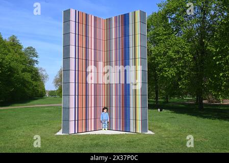 Serpentine presenta una nuova scultura su larga scala dell'artista tedesco Gerhard Richter (nato nel 1932, Dresda, Germania; vive e lavora a Colonia, Germania). Situata sul plinto di Serpentine South, nei Kensington Gardens, LA STRIP-TOWER (2023) è in vista dal 25 aprile al 27 ottobre 2024. È l'ultima presentazione di una serie di importanti presentazioni pubbliche nei Parchi reali dalla fondazione di Serpentine nel 1970...Serpentine South 25 aprile - 27 ottobre 2024 Foto Stock