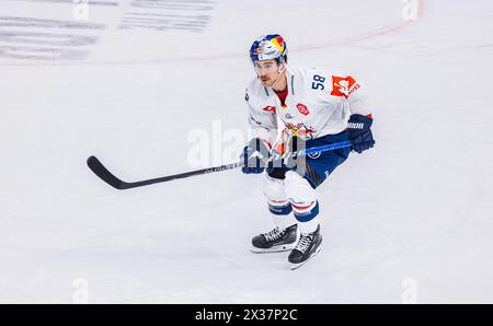 EHC Red Bull München Verteidiger #58 Ryan McKiernan während dem Spiel der Champions Hockey League gegen EV Zug nella der Bossard Arena. (Zugo, Schweiz, 23 Foto Stock