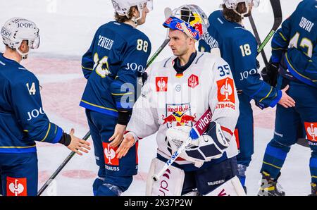 Stretta di mano nach dem Spiel zwischen den Spielern des EV Zug und dem EHC Red Bull München in der Zuger Bossard Arena. (Zugo, Svizzera, 23.11.2022) Foto Stock