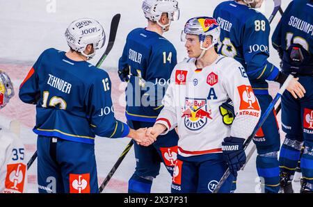 Stretta di mano nach dem Spiel zwischen den Spielern des EV Zug und dem EHC Red Bull München in der Zuger Bossard Arena. (Zugo, Svizzera, 23.11.2022) Foto Stock