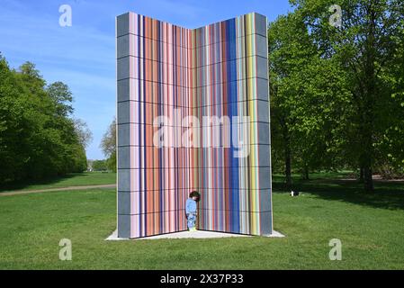 Serpentine presenta una nuova scultura su larga scala dell'artista tedesco Gerhard Richter (nato nel 1932, Dresda, Germania; vive e lavora a Colonia, Germania). Situata sul plinto di Serpentine South, nei Kensington Gardens, LA STRIP-TOWER (2023) è in vista dal 25 aprile al 27 ottobre 2024. È l'ultima presentazione di una serie di importanti presentazioni pubbliche nei Parchi reali dalla fondazione di Serpentine nel 1970...Serpentine South 25 aprile - 27 ottobre 2024 Foto Stock