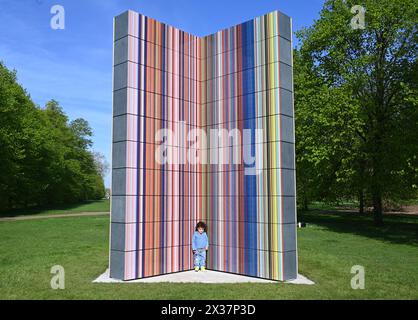 Serpentine presenta una nuova scultura su larga scala dell'artista tedesco Gerhard Richter (nato nel 1932, Dresda, Germania; vive e lavora a Colonia, Germania). Situata sul plinto di Serpentine South, nei Kensington Gardens, LA STRIP-TOWER (2023) è in vista dal 25 aprile al 27 ottobre 2024. È l'ultima presentazione di una serie di importanti presentazioni pubbliche nei Parchi reali dalla fondazione di Serpentine nel 1970...Serpentine South 25 aprile - 27 ottobre 2024 Foto Stock