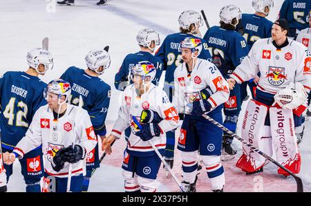 Stretta di mano nach dem Spiel zwischen den Spielern des EV Zug und dem EHC Red Bull München in der Zuger Bossard Arena. (Zugo, Svizzera, 23.11.2022) Foto Stock