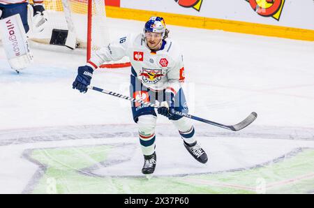 EHC Red Bull München Verteidiger #16 Konrad Abeltshauser während dem Spiel der Champions Gegen EV Zug nella der Bossard Arena. (Zug, Schwei Foto Stock