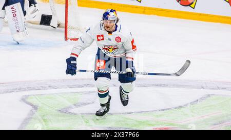 EHC Red Bull München Verteidiger #16 Konrad Abeltshauser während dem Spiel der Champions Gegen EV Zug nella der Bossard Arena. (Zug, Schwei Foto Stock