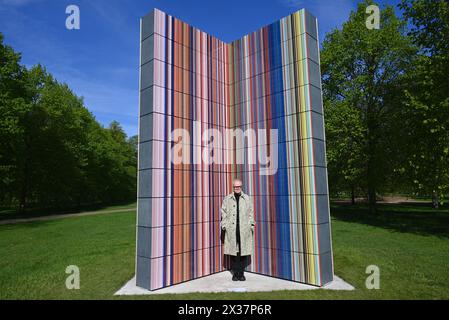 Serpentine presenta una nuova scultura su larga scala dell'artista tedesco Gerhard Richter (nato nel 1932, Dresda, Germania; vive e lavora a Colonia, Germania). Situata sul plinto di Serpentine South, nei Kensington Gardens, LA STRIP-TOWER (2023) è in vista dal 25 aprile al 27 ottobre 2024. È l'ultima presentazione di una serie di importanti presentazioni pubbliche nei Parchi reali dalla fondazione di Serpentine nel 1970...Serpentine South 25 aprile - 27 ottobre 2024 Foto Stock