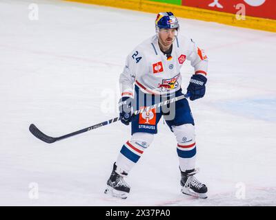 EHC Red Bull München Verteidiger #24 Jonathon Blum während dem Spiel der Champions Hockey League gegen EV Zug nella der Bossard Arena. (Zugo, Schweiz, 23. Foto Stock